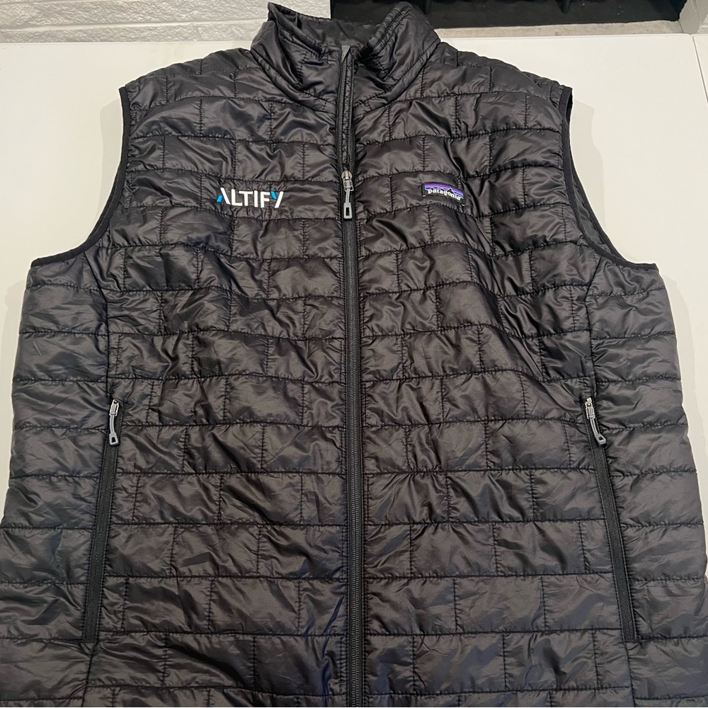 Patagonia black puffer vest embroidered logo mens size XXL